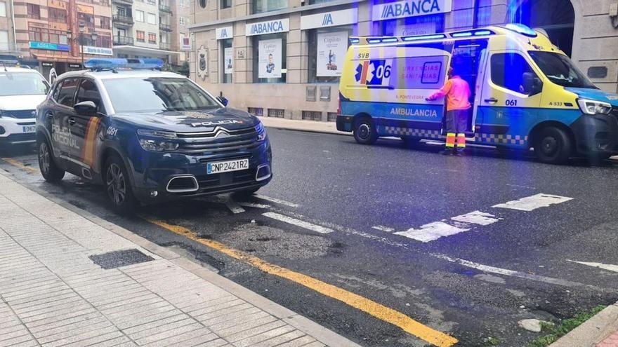 Una patrulla de la Policía Nacional y una ambulancia del 061 en cuyo interior se encontraba el joven violento retenido ayer.