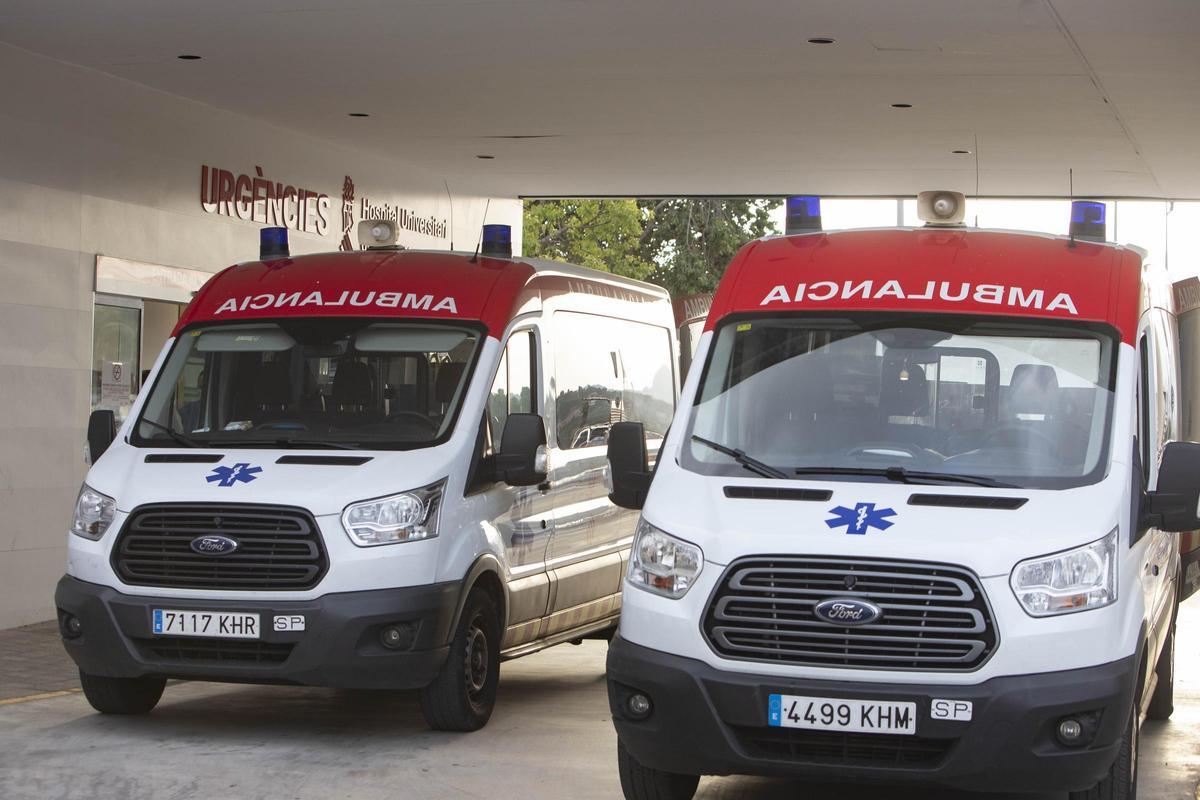 Dos ambulancias, frente al acceso de Urgencias del Hospital de la Ribera.