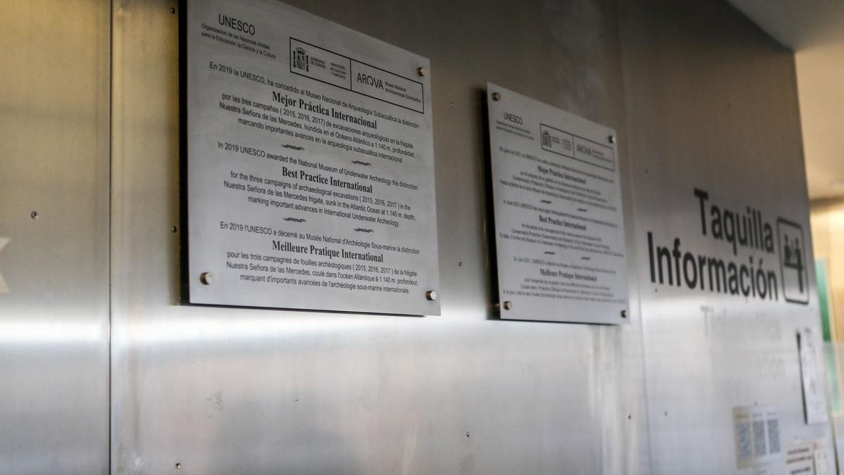 Las dos placas de reconocimiento de la UNESCO ya lucen en el descansillo del ARQUA.
