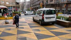 Furgoneta mal aparcada en el corazón de la supermanzana de Sant Antoni