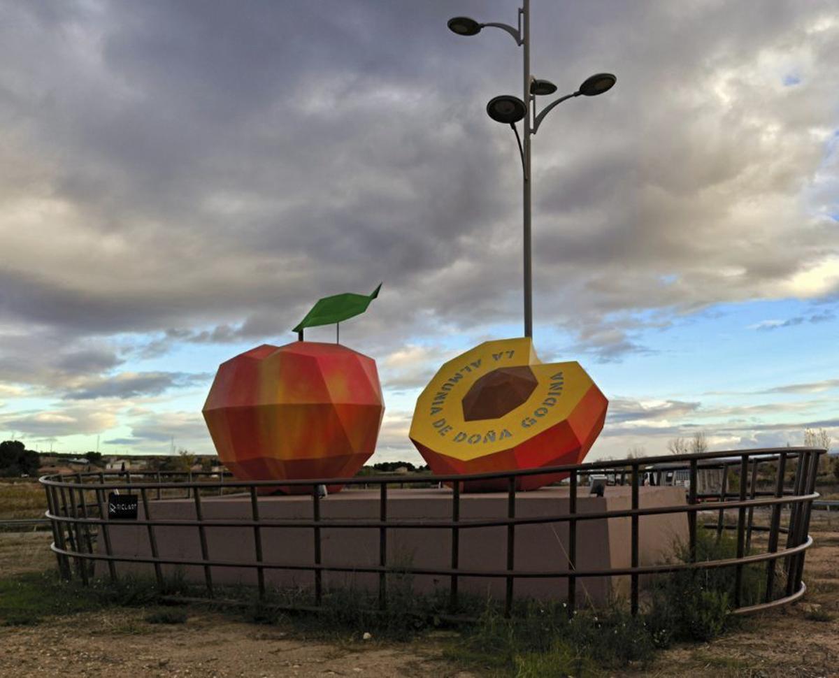 La rotonda luce desde el año pasado un gran melocotón.