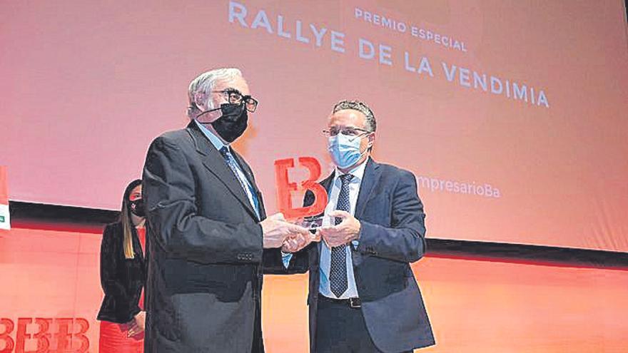 El director de La Crónica de Badajoz entrega el premio al presidente del Motor Club Almendralejo.