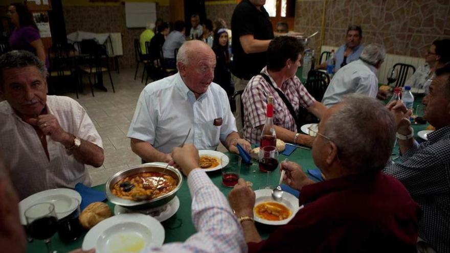 Un grupo de personas degusta la fabada en el Carmen.