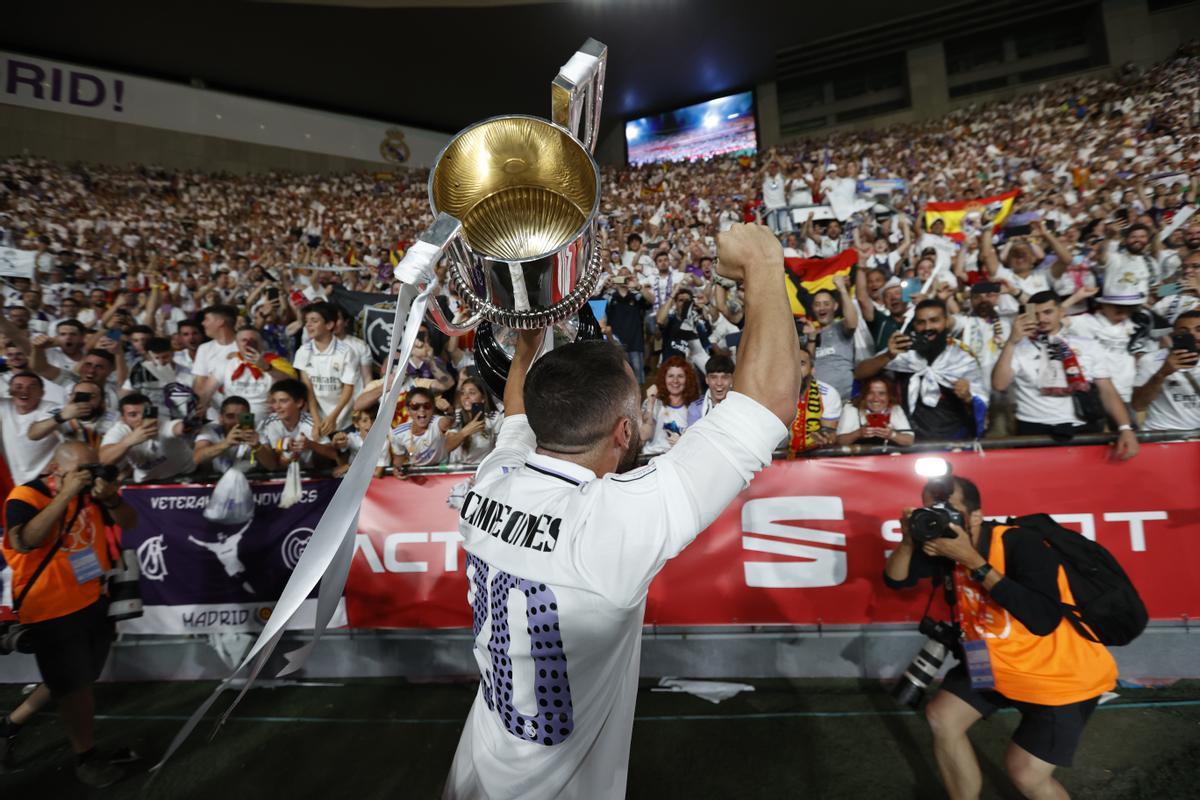 SEVILLA, 06/05/2023.- El defensa del Real Madrid Dani Carvajal levanta la Copa de S.M. El Rey ante la afición tras vencer 2-1 a Osasuna en la final de la Copa del Rey de fútbol este sábado en el estadio de La Cartuja de Sevilla. EFE/ Julio Munoz