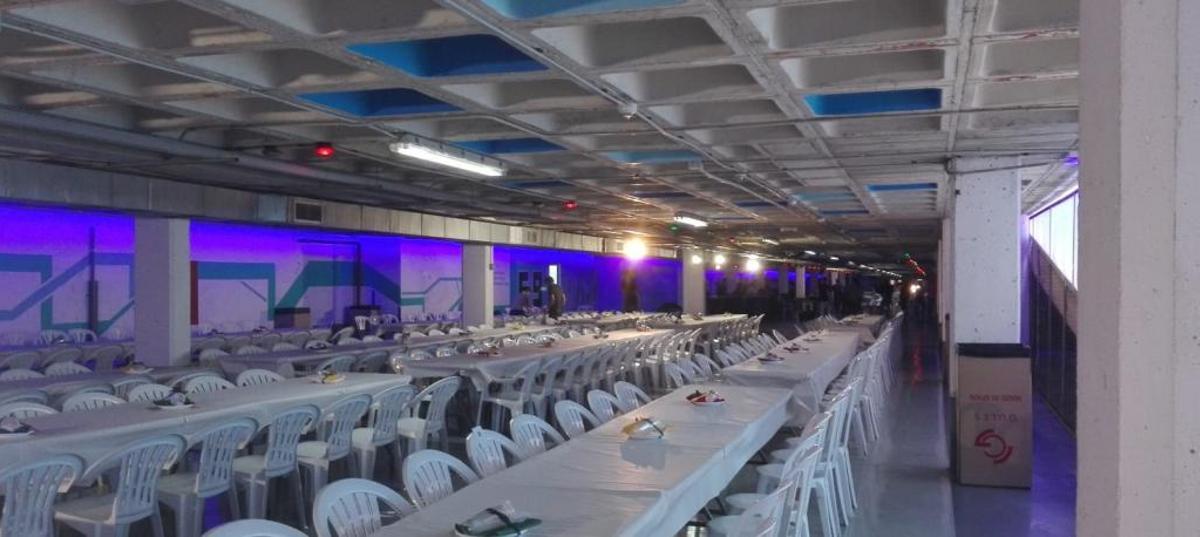 El aparcamiento de la Gran Avenida con las mesas para la cena