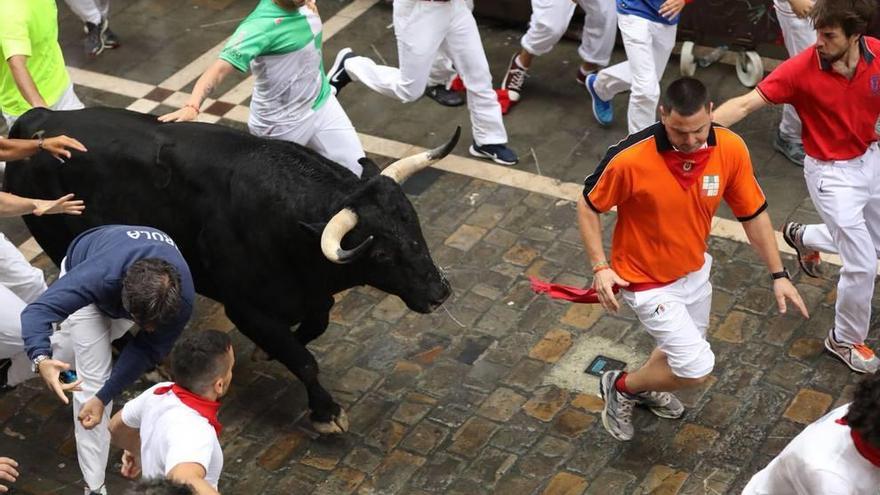 Joan Varella, de naranja, en uno de los encierros de esta edición