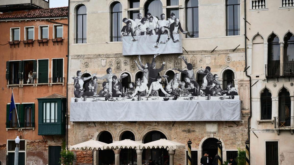 Una fotografía muestra “Il Gesto”, del artista francés JR, en la fachada de Ca' del Mosto, cerca del puente de Rialto, durante la 61ª Bienal de Arte de Venecia.