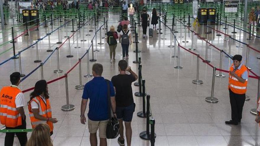 El Prat opera con normalidad pese a la huelga indefinida.