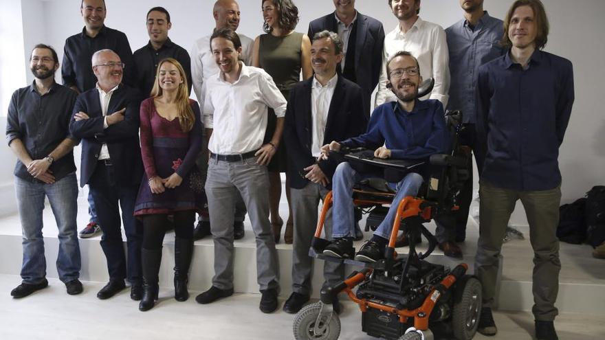 Pablo Iglesias, con los 13 candidatos de su partido a las elecciones autonómicas.