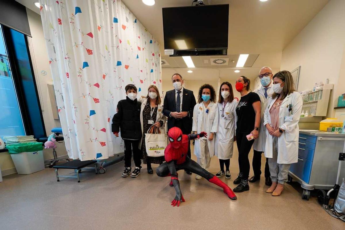 Visita de Spiderman al área de pediatría del Hospital Álvaro Cunqueiro de la mano de la asociación Bicos de Papel, Asanog y Galiclown para conmemorar el Día Internacional del Cáncer Infantil.