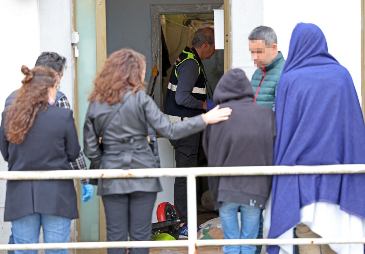 La Policía registra la vivienda de Alcabre donde dos hombres apuñalaron a un tercero