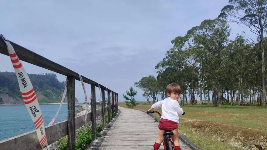 VÍDEO: Los usuarios de la senda de la playa de Rodiles, en Villaviciosa, exigen el mantenimiento de la infraestructura