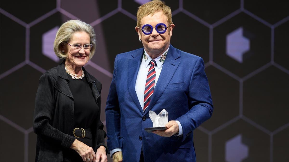 lmmarco41737301 british singer sir elton john  r  receives a crystal award f180122231519