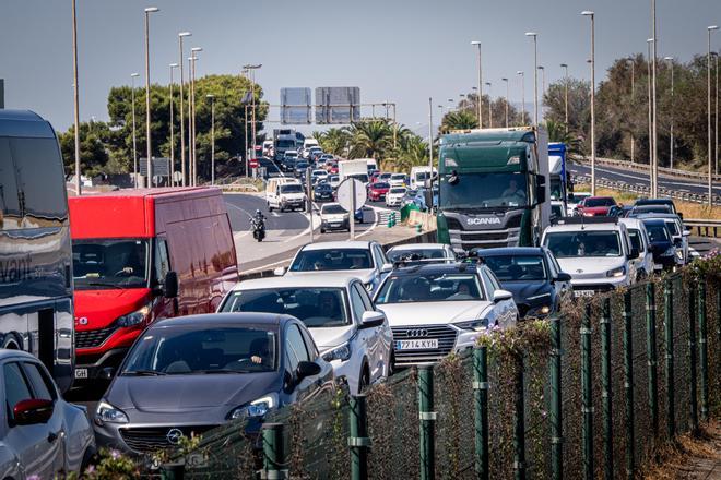 Última hora del tráfico y transporte público en Barcelona, en directo: colapso en las rondas, problemas en la AP-7 y huelga de autobuses
