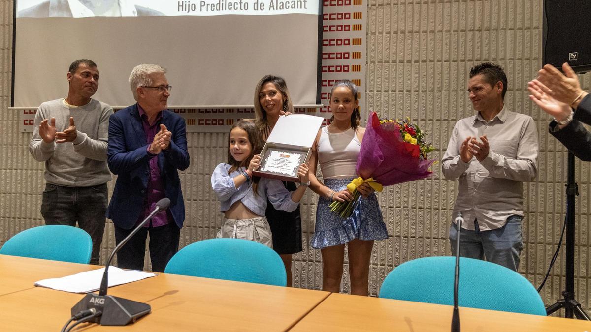Los hijos de José de la Casa y sus nietas, recogen la placa que les ha entregado el actual secretario general de CC OO en l&#039;Alacantí i les Marines, Francisco García.
