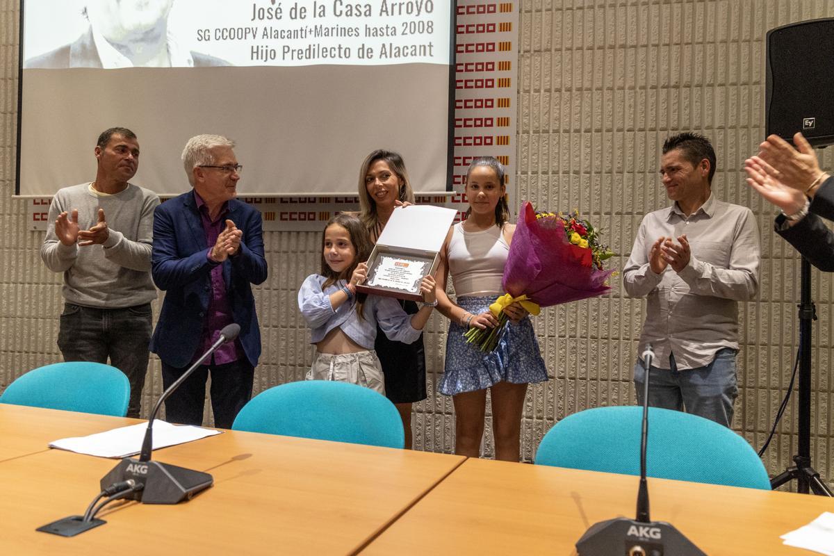 Los hijos de José de la Casa y sus nietas, recogen la placa que les ha entregado el actual secretario general de CC OO en l'Alacantí i les Marines, Francisco García.