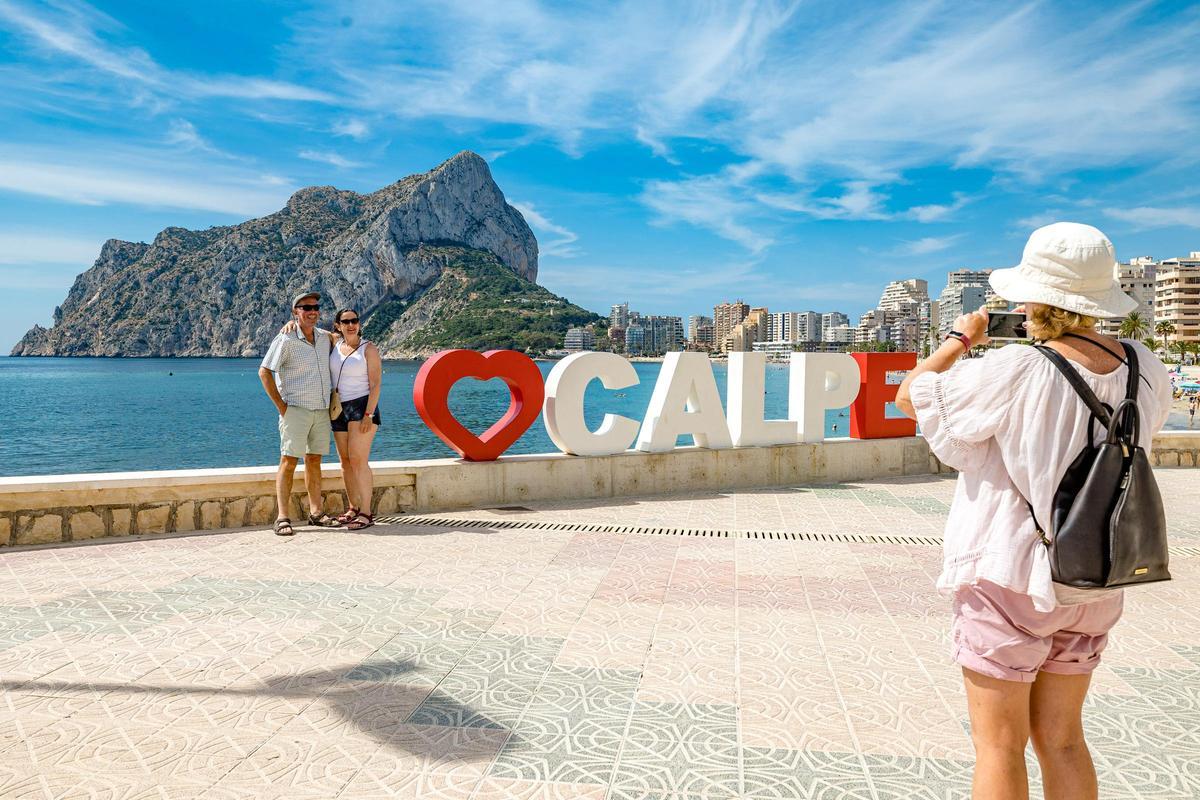 Unos turistas visitan Calp, uno de los tres pueblos más felices según el informe