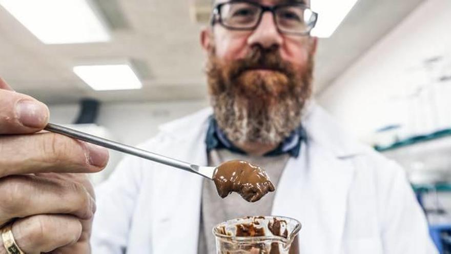 El investigador de Tecnología Agroalimentaria de la Universidad Miguel Hernández Manuel Viuda muestra la crema de cacao con harina de grillos en la que está trabajando.