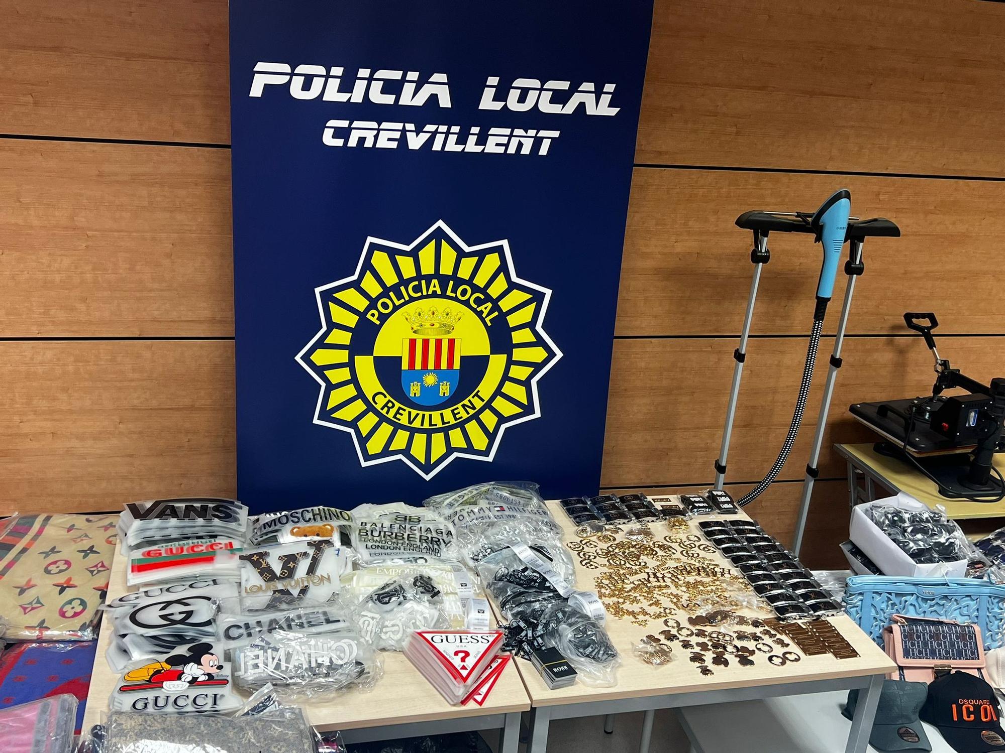 La Policía Local de Crevillent muestra los bolsos, camisetas y gorras piratas que se querían vender en el mercado negro