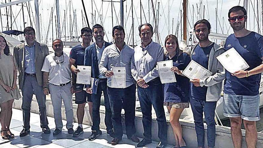 Los galardonados posan con los responsables en el NÃ¡utico de Palma.