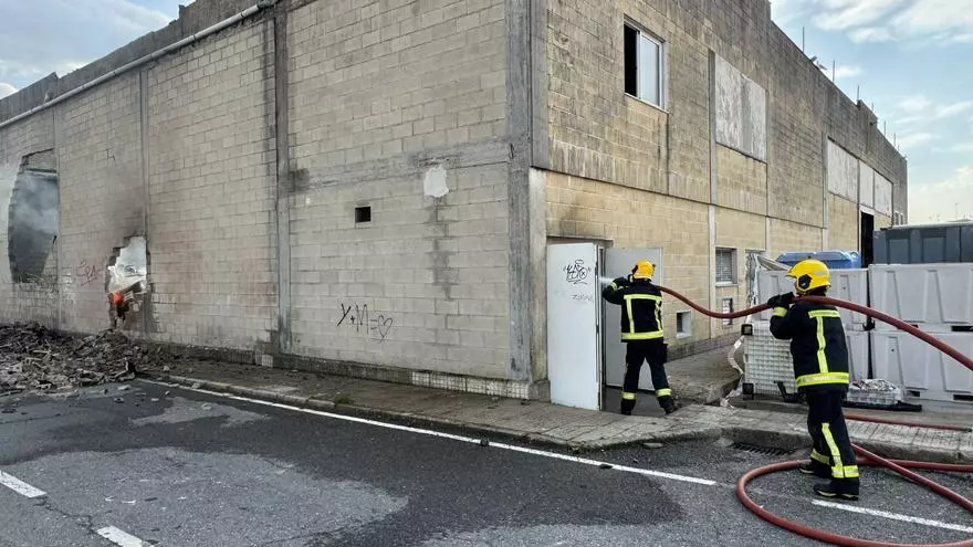 El incendio en la nave de Profand en Sada está controlado pero sigue activo