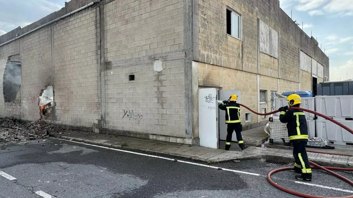 El incendio en la nave de Profand en Sada se da por extinguido