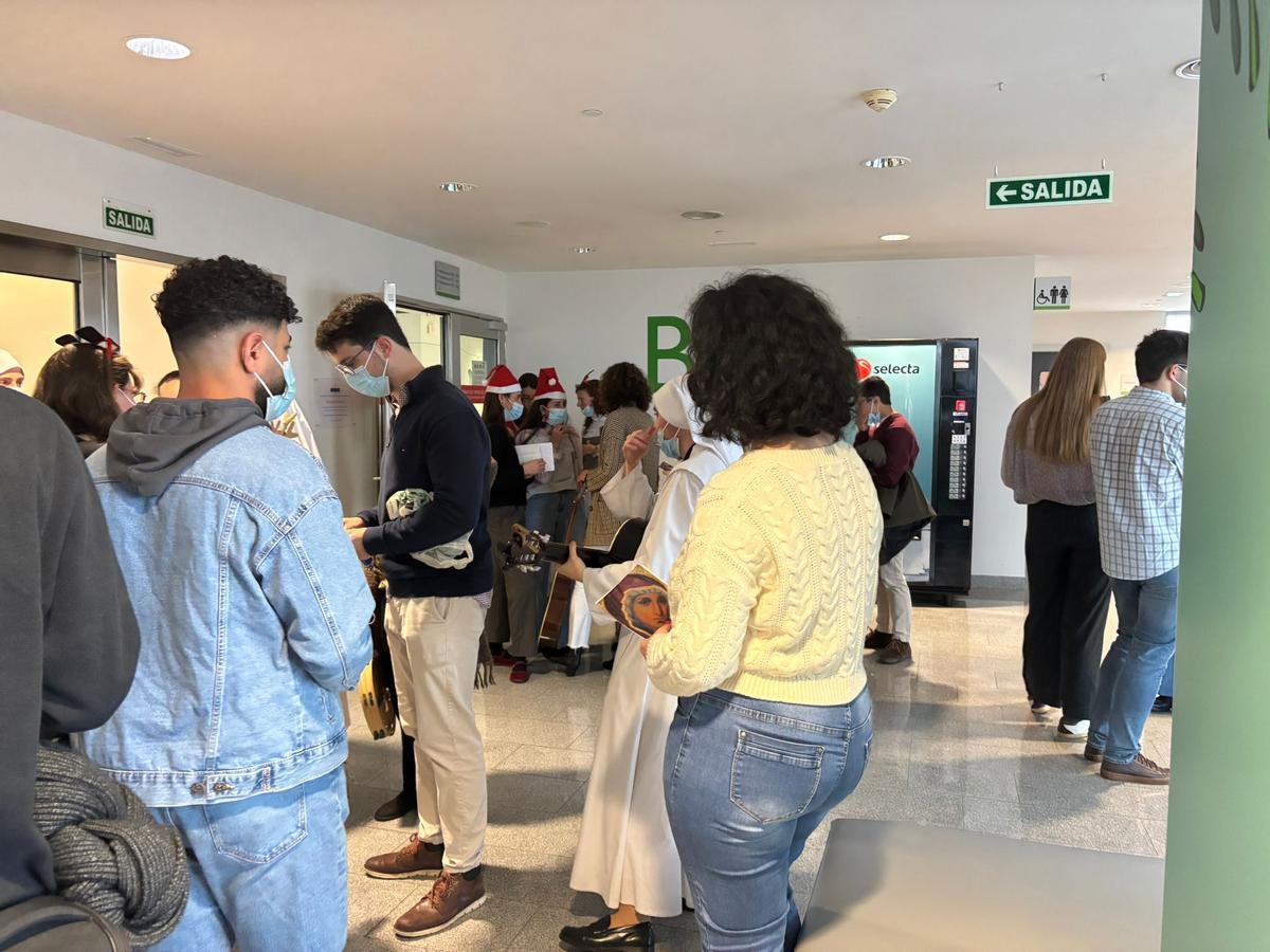 La Pastoral Universitaria de Oviedo llena de villancicos las habitaciones de HUCA