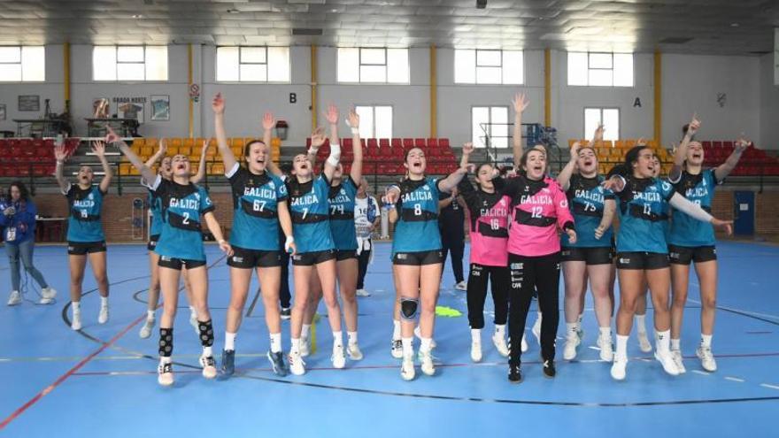 Las cadetes celebran su clasificación para la final. // FDV