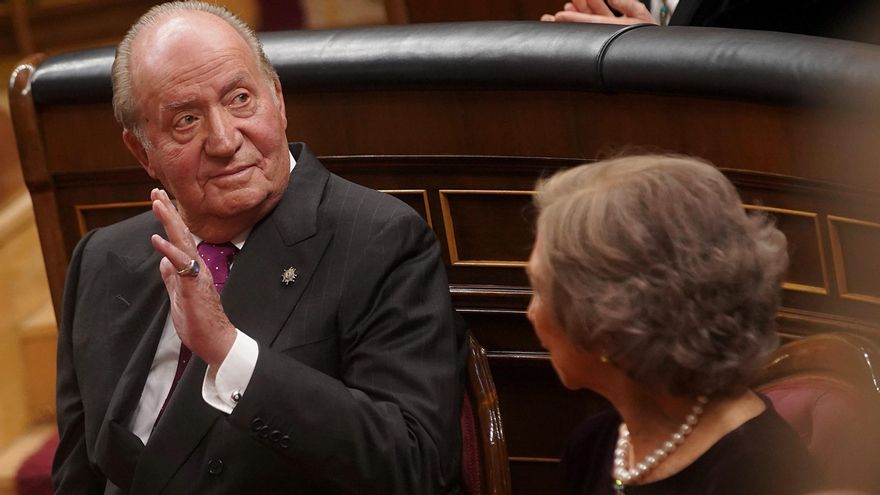 El Rey Juan Carlos saluda en el Congreso en el 40º aniversario de la Constitución, en 2018.