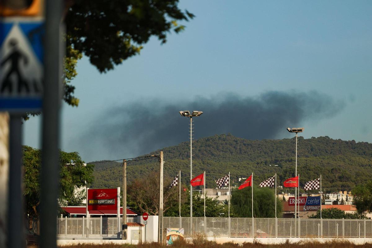 Galería: alarma por un incendio en la Fundació Deixalles de Ibiza Galería: alarma por un incendio en la Fundació Deixalles de Ibiza