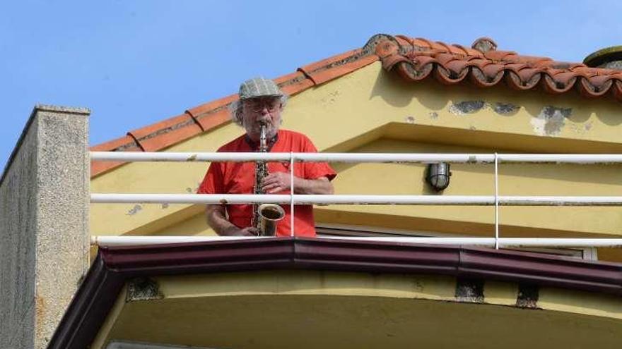 Cacerolada y banderas a media asta para celebrar el Día de la República