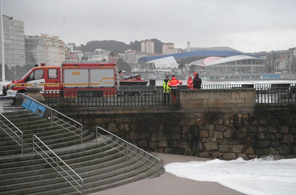 El oleaje ha alcanzado los siete metros de altura en una jornada de alerta naranja en todo el litoral gallego.