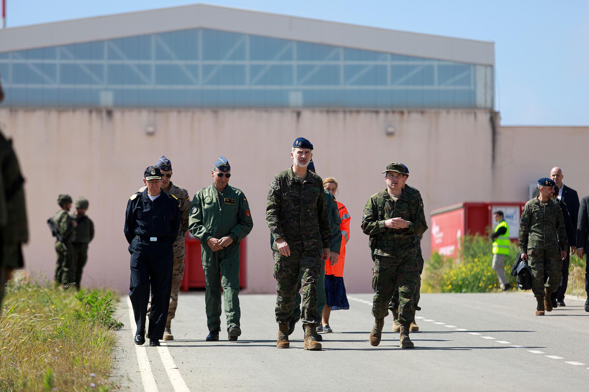 Mira aquí todas las fotos de la visita del Rey Felipe VI a las maniobras militares de Ibiza