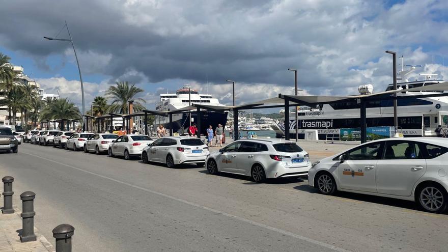 Cola de taxis en la parada de la avenida Santa Eulària, en el puerto de Eivissa, en una imagen de archivo. | D. I.