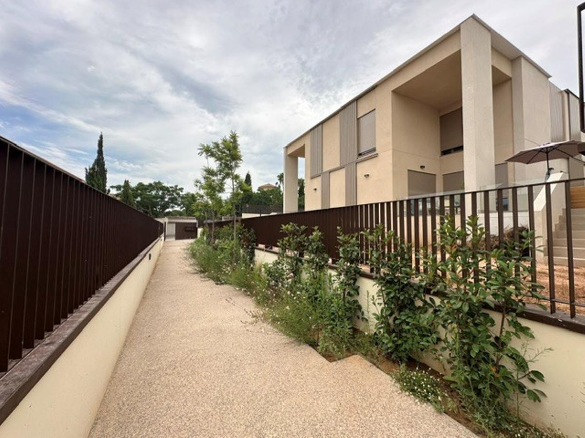 Casa rodeada de vegetación del proyecto Odina en Godella.