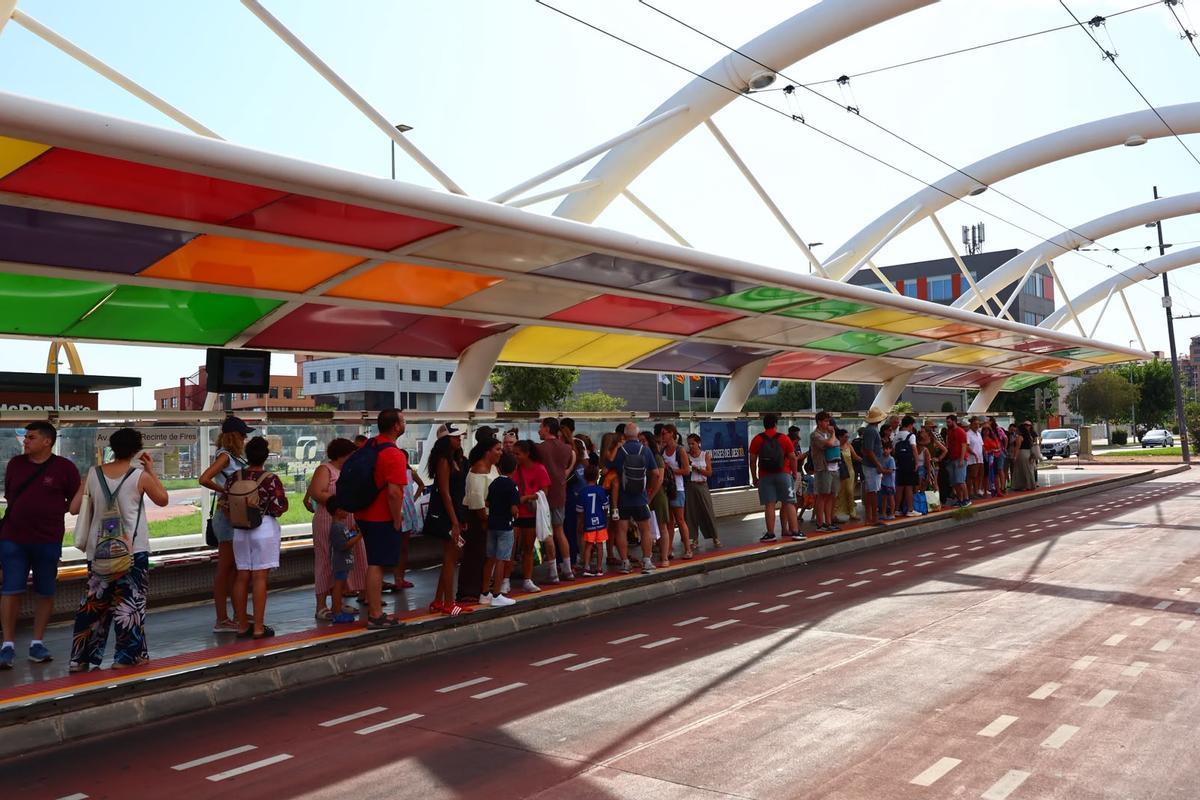Parada del TRAM en la avenida del Mar.