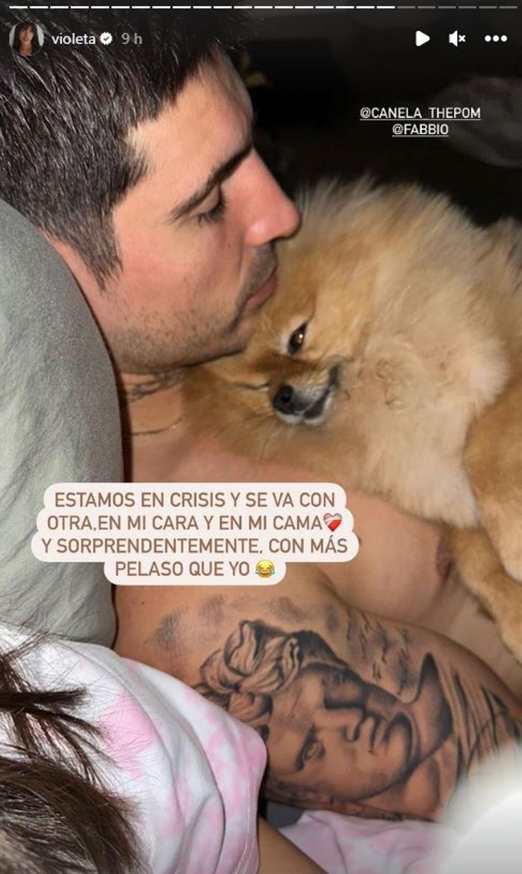 Violeta Mangriñán sube un 'stories' de Fabio y Canela, su perra.