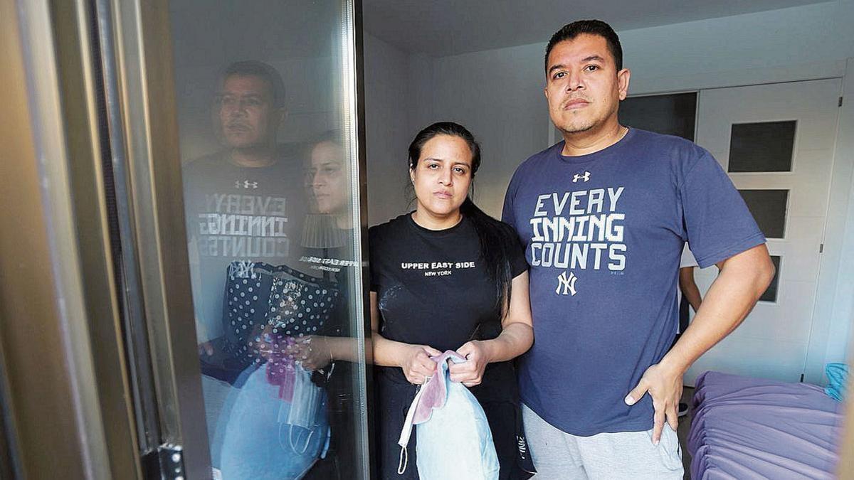 Los padres de la menor que trató de suicidarse, Kayta y Carlos, en su domicilio familiar.