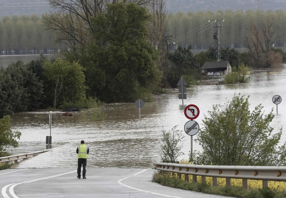 El río Ebro está a punto de desbordarse