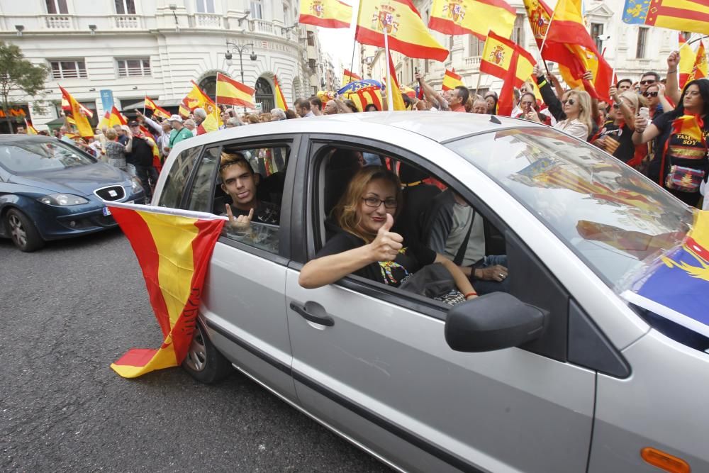 Caravana de vehículos con banderas españolas en València