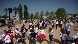 Miles de niños bailan folklore en Badajoz para reivindicar la identidad y tradición extremeña