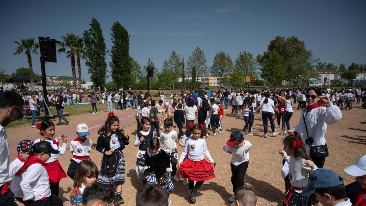 Miles de niños bailan folklore en Badajoz para reivindicar la identidad y tradición extremeña