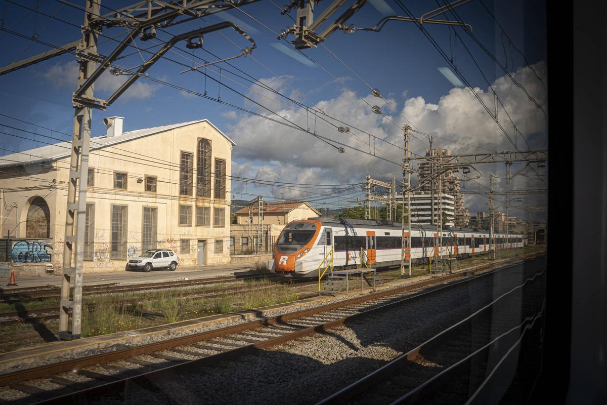 Un tren de Rodalies circula por la R1.