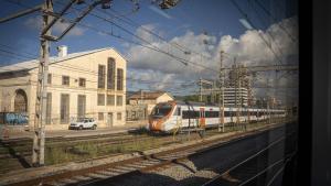 Un tren de Rodalies circula por la R1.