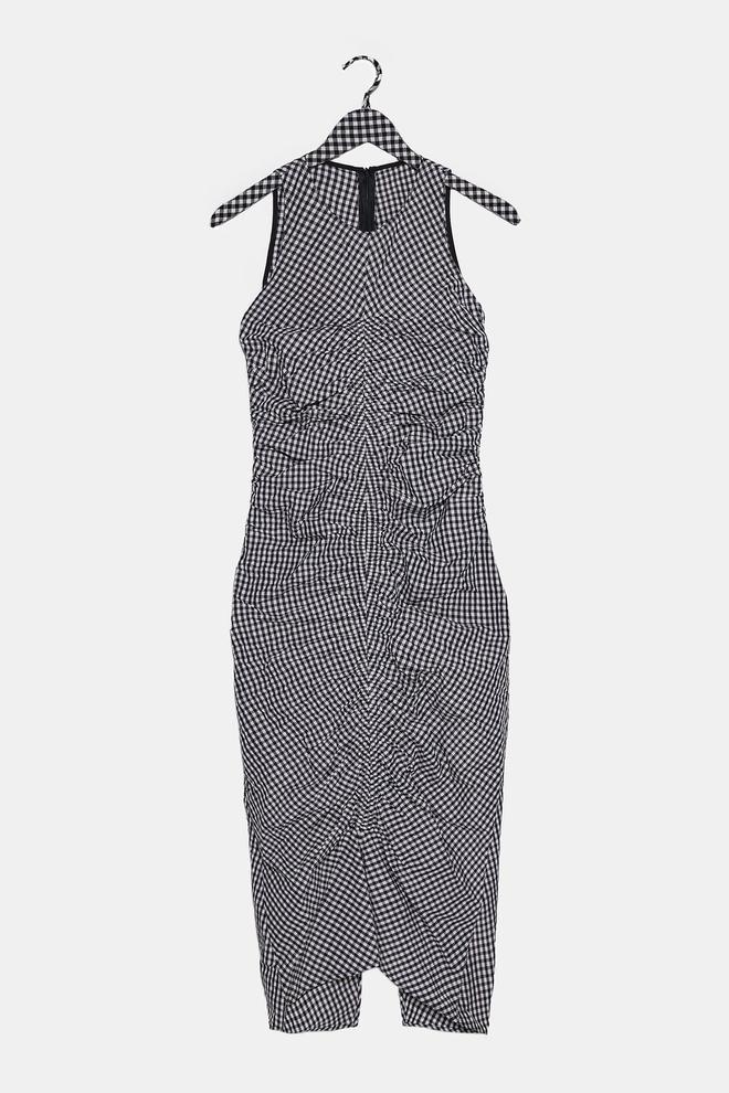 Vestido cuadros negros y blancos de Zara. (Precio: 29, 95 euros)