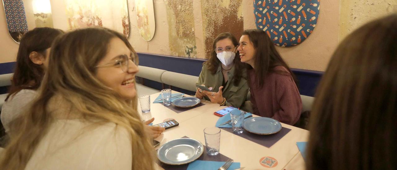 Unas chicas en un restaurante en València, en una foto de archivo.