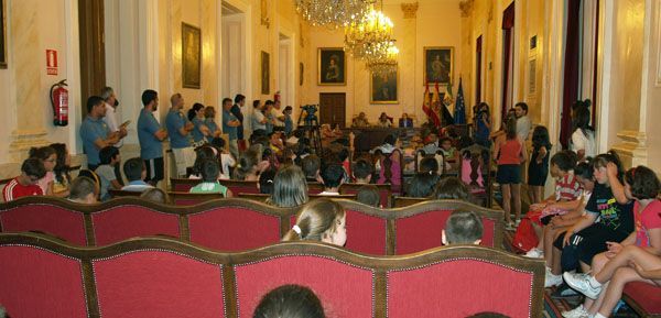 La alcaldesa de Cáceres se reúne con los niños de los campamentos urbanos