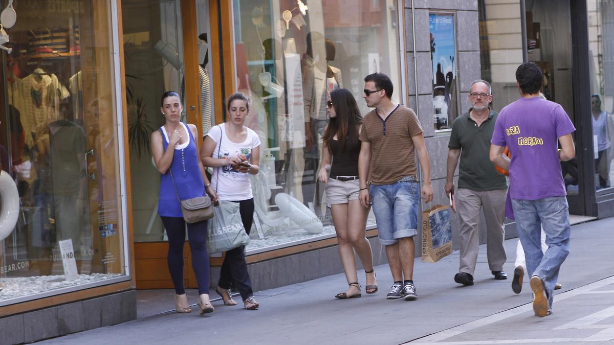 Varios zamoranos hacen sus compras en la calle comercial.