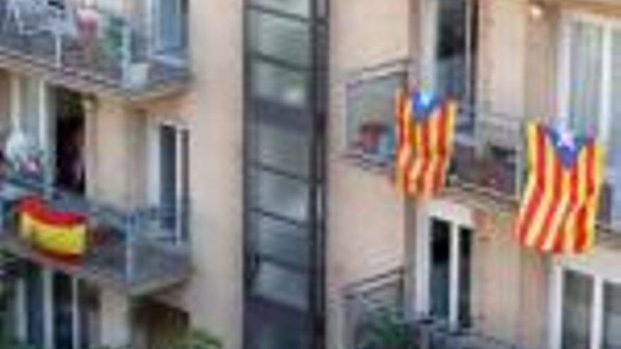 Estelades i la bandera espanyola, el passat 11-S a Salt.
