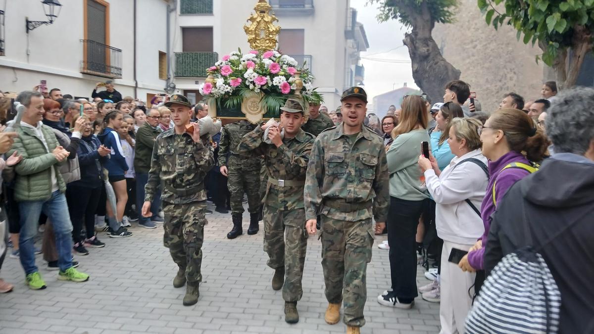 Los jóvenes de la Comisión de La Pedregà portean la imagen hasta el santuario.